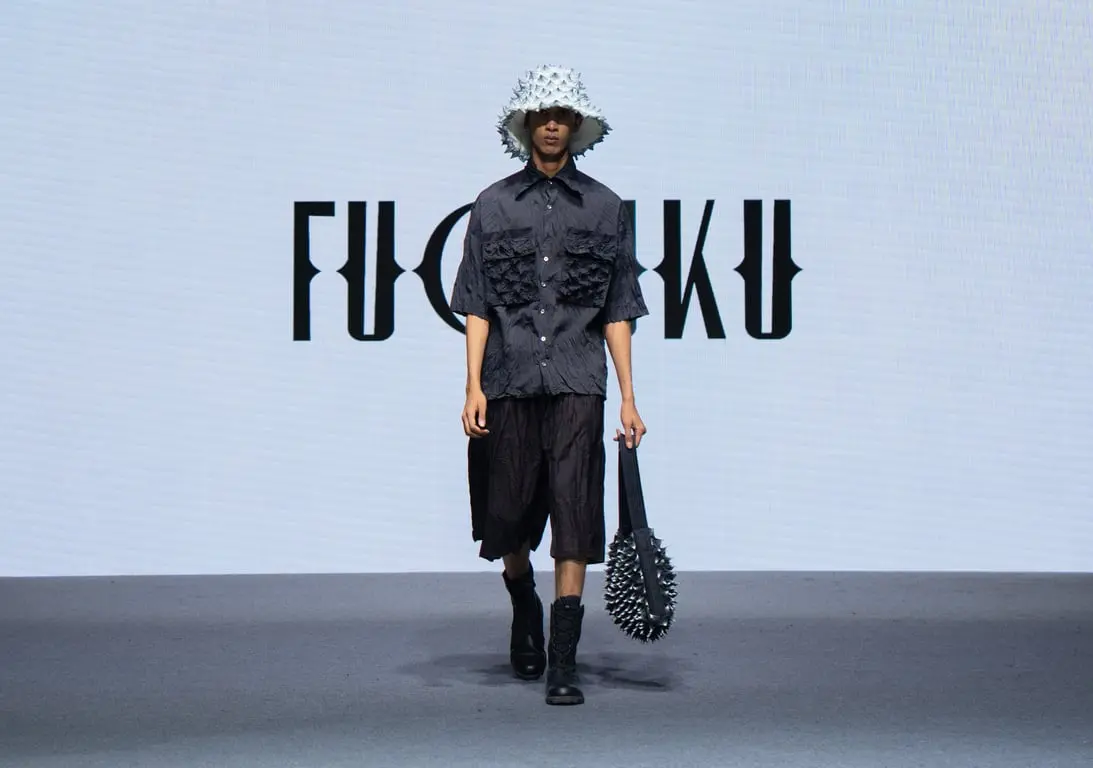 FUGUKU MEMPERKENALKAN KOLEKSI "GROUND ZERO" DI ORCHARD ROAD FASHION WEEK, MENGHUBUNGKAN AKTIVASI GLOBAL DENGAN SENI MENGUMPULKAN KARYA FASHION BERKESADARAN