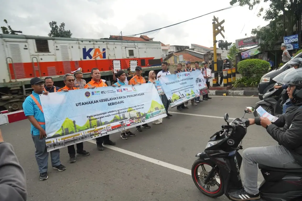 KAI Daop 2 Bandung Ingatkan Masyarakat Utamakan Keselamatan Saat Berada di Sekitar Area Operasional KA