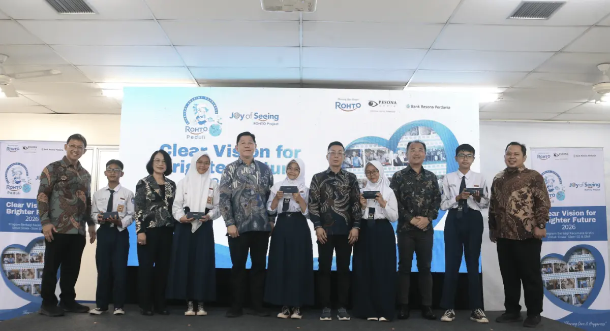 PT Rohto Laboratories Indonesia hadirkan kembali kegiatan ROHTO PEDULI – “Joy of Seeing - A Healthy Future for All” dengan membagikan 1.500 kacamata gratis bagi siswa SD dan SMP serta 500 kacamata gratis bagi para lansia & operator pabrik.