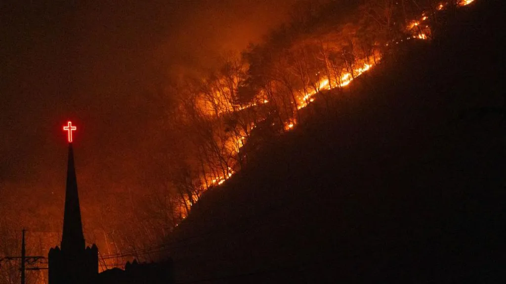 Kebakaran Hutan di Korea Selatan Tewaskan 18 Orang, Ribuan Warga Dievakuasi